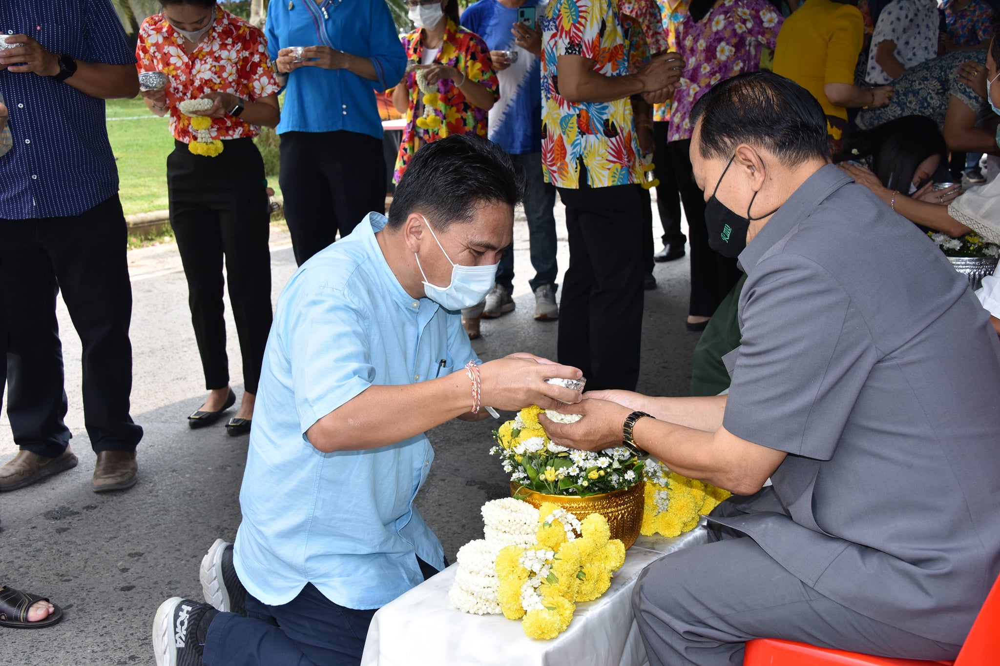 พิธีบวงสรวงพระพรหม เปลี่ยนผ้าเจ็ดสี สรงน้ำพระพรหม และพิธีรดน้ำขอพร ผู้บริหารและคณาจารย์ เนื่องในเทศก...